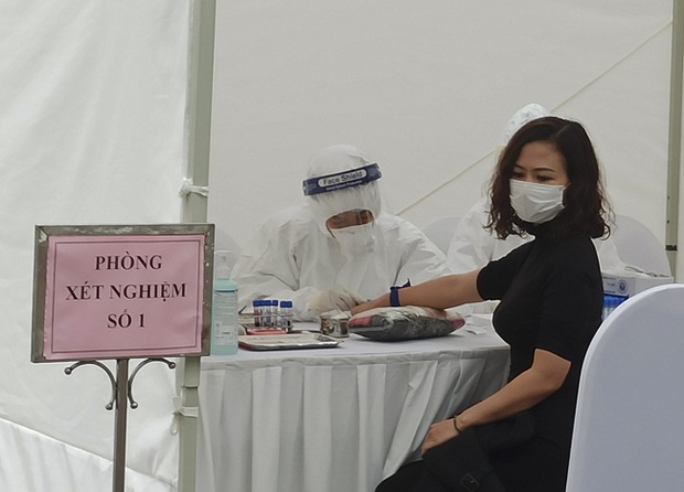 Xét nghiệm Covid-19 cho hàng nghìn người về từ Hải Dương, Hà Nội làm cách nào? - Ảnh 1. Xét nghiệm Covid-19 cho hàng nghìn người về từ Hải Dương, Hà Nội làm cách nào? - Ảnh 1.