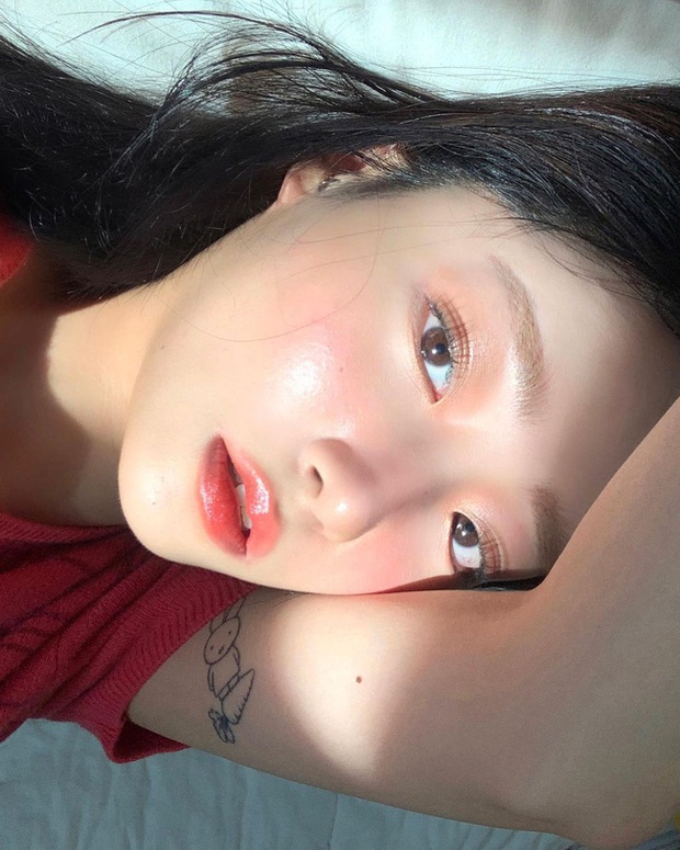 Review 5 lọ serum Vitamin C đỉnh cao, cô nàng này khiến dân tình choáng với bàn skincare toàn mùi tiền - Ảnh 2. Review 5 lọ serum Vitamin C đỉnh cao, cô nàng này khiến dân tình choáng với bàn skincare toàn mùi tiền - Ảnh 2.