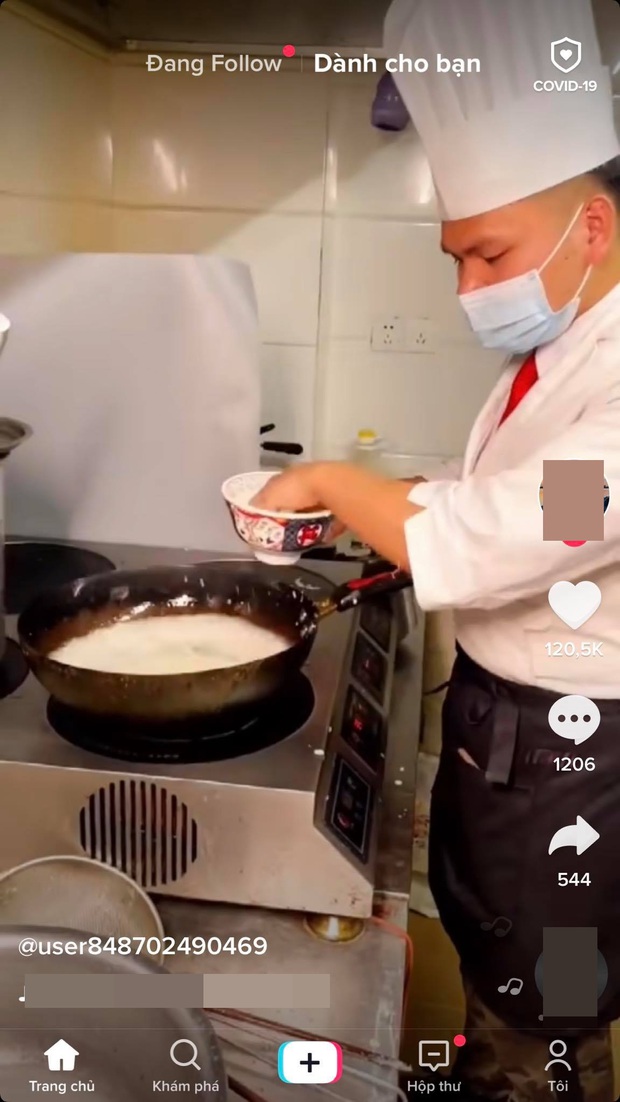 Đầu bếp dùng tay không nhúng vào chảo dầu đang sôi để làm cành hoa đào cực đẹp, khiến dân tình tranh cãi sôi nổi về bí mật nằm ở phía sau - Ảnh 1. Đầu bếp dùng tay không nhúng vào chảo dầu đang sôi để làm cành hoa đào cực đẹp, khiến dân tình tranh cãi sôi nổi về bí mật nằm ở phía sau - Ảnh 1.