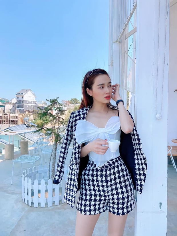 Nhã Phương than phải để ép cân vì được ông xã tẩm bổ quá nhiều mùa Tết, netizen nói gì mà cô phải đổi status ngay? - Ảnh 4. Nhã Phương than phải để ép cân vì được ông xã tẩm bổ quá nhiều mùa Tết, netizen nói gì mà cô phải đổi status ngay? - Ảnh 4.