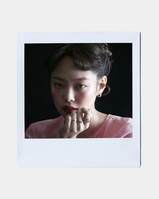 Full không che ảnh tạp chí đang hot của Jennie (BLACKPINK): Mất máu cảnh mặc độc quần yếm, tóc lởm chởm vẫn xinh hết chỗ chê - Ảnh 2. Full không che ảnh tạp chí đang hot của Jennie (BLACKPINK): Mất máu cảnh mặc độc quần yếm, tóc lởm chởm vẫn xinh hết chỗ chê - Ảnh 2.
