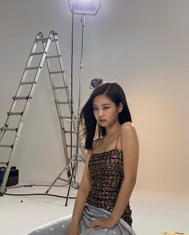 Choáng với thần thái của Jennie: High-fashion hết nấc, ảnh chụp vội mà đỉnh chẳng khác hình tạp chí - Ảnh 2.