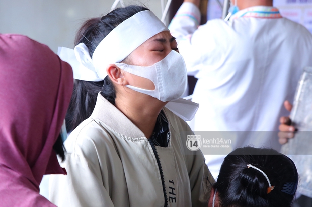 Lễ an táng diễn viên Hải Đăng: Vợ sắp cưới suy sụp ôm di ảnh, người thân khóc nghẹn tiễn đưa - Ảnh 15. Lễ an táng diễn viên Hải Đăng: Vợ sắp cưới suy sụp ôm di ảnh, người thân khóc nghẹn tiễn đưa - Ảnh 15.