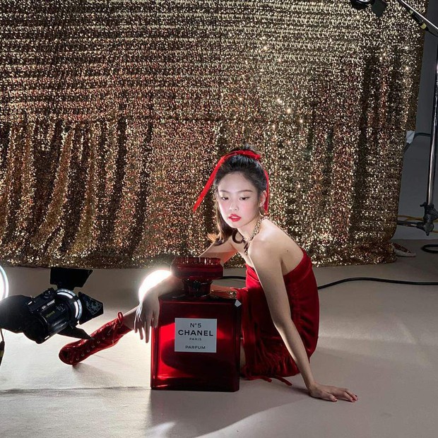 Choáng với thần thái của Jennie: High-fashion hết nấc, ảnh chụp vội mà đỉnh chẳng khác hình tạp chí - Ảnh 4.