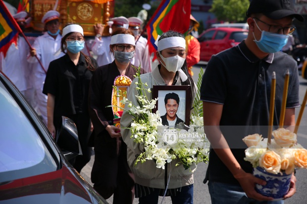 Lễ an táng diễn viên Hải Đăng: Vợ sắp cưới suy sụp ôm di ảnh, người thân khóc nghẹn tiễn đưa - Ảnh 4. Lễ an táng diễn viên Hải Đăng: Vợ sắp cưới suy sụp ôm di ảnh, người thân khóc nghẹn tiễn đưa - Ảnh 4.