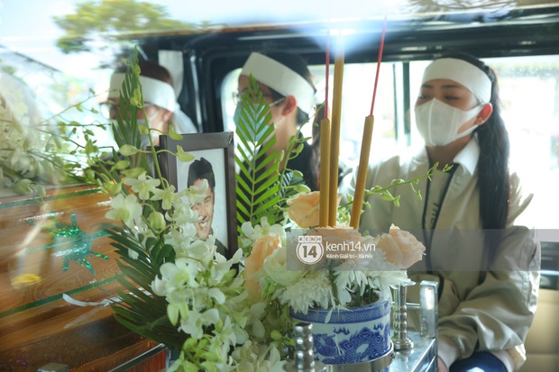 Lễ an táng diễn viên Hải Đăng: Vợ sắp cưới suy sụp ôm di ảnh, người thân khóc nghẹn tiễn đưa - Ảnh 3. Lễ an táng diễn viên Hải Đăng: Vợ sắp cưới suy sụp ôm di ảnh, người thân khóc nghẹn tiễn đưa - Ảnh 3.