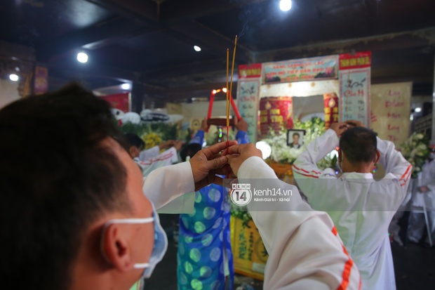 Lễ an táng diễn viên Hải Đăng: Vợ sắp cưới suy sụp ôm di ảnh, người thân khóc nghẹn tiễn đưa - Ảnh 12. Lễ an táng diễn viên Hải Đăng: Vợ sắp cưới suy sụp ôm di ảnh, người thân khóc nghẹn tiễn đưa - Ảnh 12.