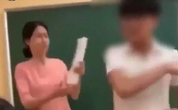 Vụ tát giáo viên trên bục giảng: Gia đình khó khăn, nam sinh có biểu hiện trầm cảm nên đã được tiếp tục đi học - Ảnh 1.