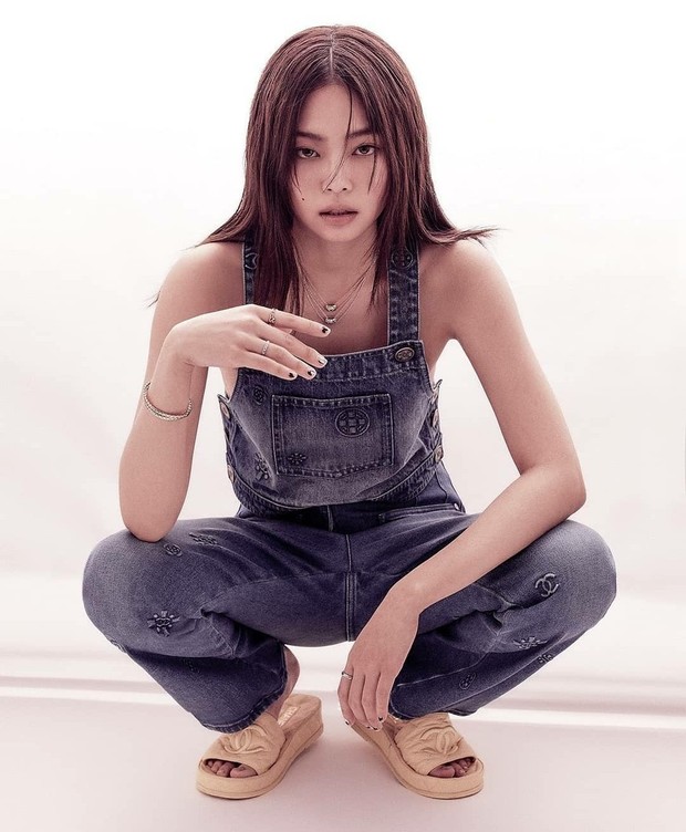 Full không che ảnh tạp chí đang hot của Jennie (BLACKPINK): Mất máu cảnh mặc độc quần yếm, tóc lởm chởm vẫn xinh hết chỗ chê - Ảnh 4. Full không che ảnh tạp chí đang hot của Jennie (BLACKPINK): Mất máu cảnh mặc độc quần yếm, tóc lởm chởm vẫn xinh hết chỗ chê - Ảnh 4.