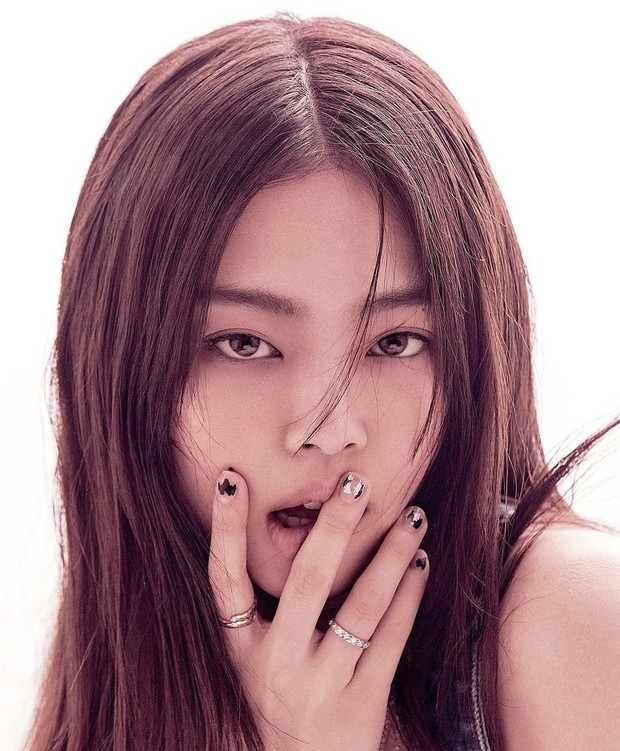 Full không che ảnh tạp chí đang hot của Jennie (BLACKPINK): Mất máu cảnh mặc độc quần yếm, tóc lởm chởm vẫn xinh hết chỗ chê - Ảnh 3. Full không che ảnh tạp chí đang hot của Jennie (BLACKPINK): Mất máu cảnh mặc độc quần yếm, tóc lởm chởm vẫn xinh hết chỗ chê - Ảnh 3.
