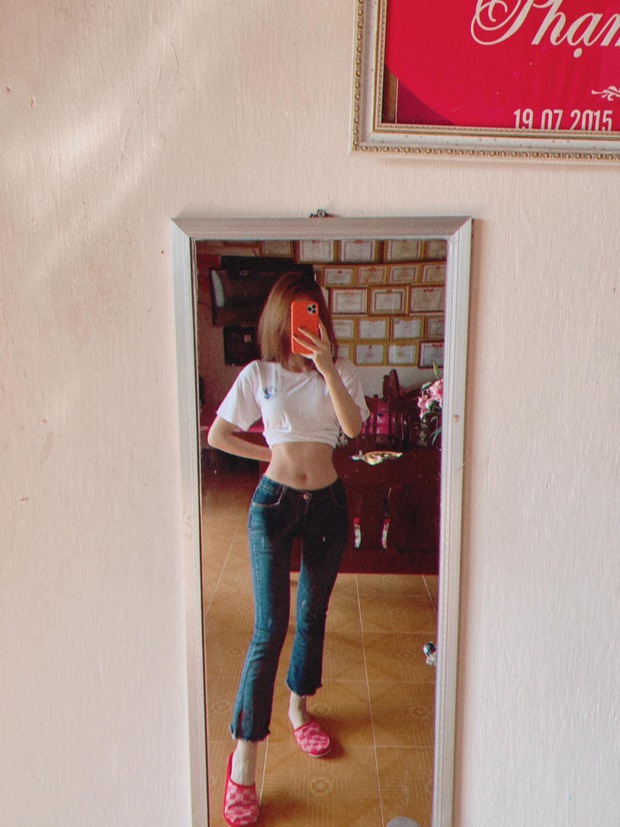 Á hậu Kiều Loan đăng ảnh khoe vòng eo con kiến nhưng chi tiết phía sau khiến dân tình bàn tán xôn xao - Ảnh 1.