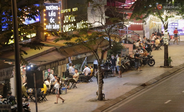 Quán nhậu ở TP. Thủ Đức, beer club trên “phố nhậu” Phạm Văn Đồng vẫn chật kín khách trong cao điểm phòng dịch Covid-19 - Ảnh 2. Quán nhậu ở TP. Thủ Đức, beer club trên “phố nhậu” Phạm Văn Đồng vẫn chật kín khách trong cao điểm phòng dịch Covid-19 - Ảnh 2.
