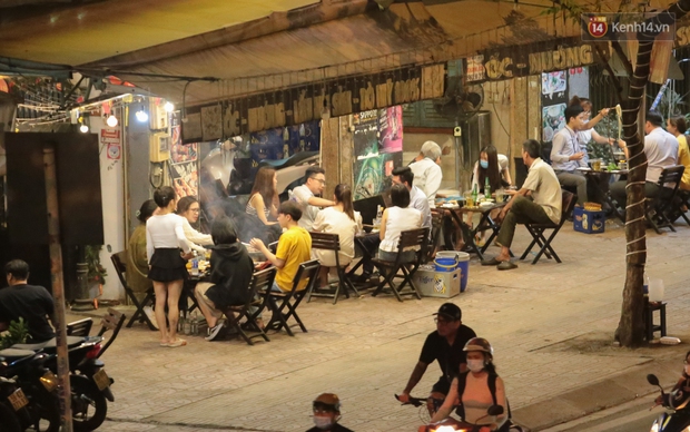Quán nhậu ở TP. Thủ Đức, beer club trên “phố nhậu” Phạm Văn Đồng vẫn chật kín khách trong cao điểm phòng dịch Covid-19 - Ảnh 3. Quán nhậu ở TP. Thủ Đức, beer club trên “phố nhậu” Phạm Văn Đồng vẫn chật kín khách trong cao điểm phòng dịch Covid-19 - Ảnh 3.