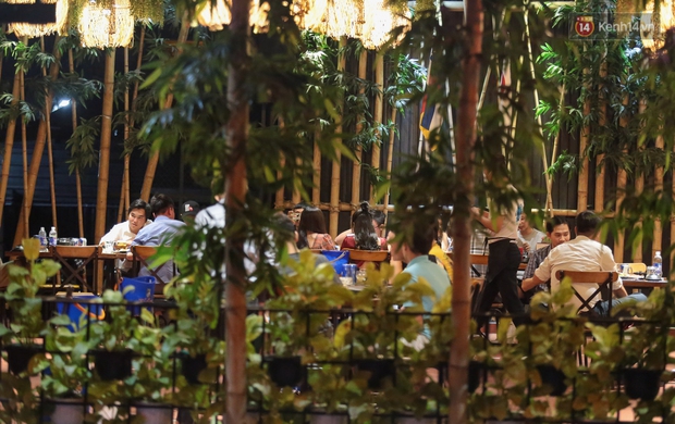 Quán nhậu ở TP. Thủ Đức, beer club trên “phố nhậu” Phạm Văn Đồng vẫn chật kín khách trong cao điểm phòng dịch Covid-19 - Ảnh 7. Quán nhậu ở TP. Thủ Đức, beer club trên “phố nhậu” Phạm Văn Đồng vẫn chật kín khách trong cao điểm phòng dịch Covid-19 - Ảnh 7.