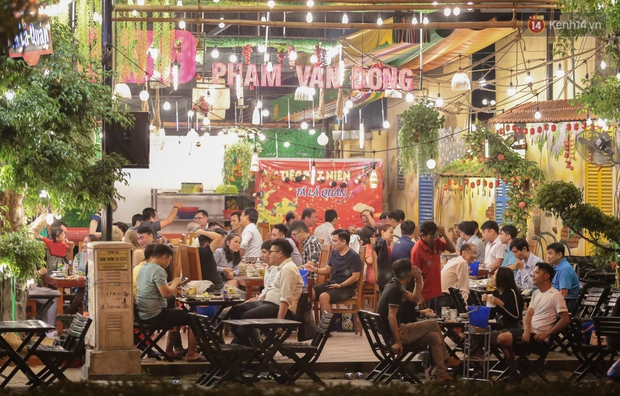 Quán nhậu ở TP. Thủ Đức, beer club trên “phố nhậu” Phạm Văn Đồng vẫn chật kín khách trong cao điểm phòng dịch Covid-19 - Ảnh 5. Quán nhậu ở TP. Thủ Đức, beer club trên “phố nhậu” Phạm Văn Đồng vẫn chật kín khách trong cao điểm phòng dịch Covid-19 - Ảnh 5.