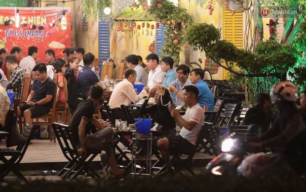 Quán nhậu ở TP. Thủ Đức, beer club trên “phố nhậu” Phạm Văn Đồng vẫn chật kín khách trong cao điểm phòng dịch Covid-19 - Ảnh 6. Quán nhậu ở TP. Thủ Đức, beer club trên “phố nhậu” Phạm Văn Đồng vẫn chật kín khách trong cao điểm phòng dịch Covid-19 - Ảnh 6.