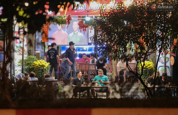 Quán nhậu ở TP. Thủ Đức, beer club trên “phố nhậu” Phạm Văn Đồng vẫn chật kín khách trong cao điểm phòng dịch Covid-19 - Ảnh 8. Quán nhậu ở TP. Thủ Đức, beer club trên “phố nhậu” Phạm Văn Đồng vẫn chật kín khách trong cao điểm phòng dịch Covid-19 - Ảnh 8.