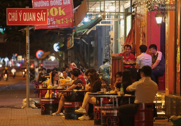Quán nhậu ở TP. Thủ Đức, beer club trên “phố nhậu” Phạm Văn Đồng vẫn chật kín khách trong cao điểm phòng dịch Covid-19 - Ảnh 11. Quán nhậu ở TP. Thủ Đức, beer club trên “phố nhậu” Phạm Văn Đồng vẫn chật kín khách trong cao điểm phòng dịch Covid-19 - Ảnh 11.