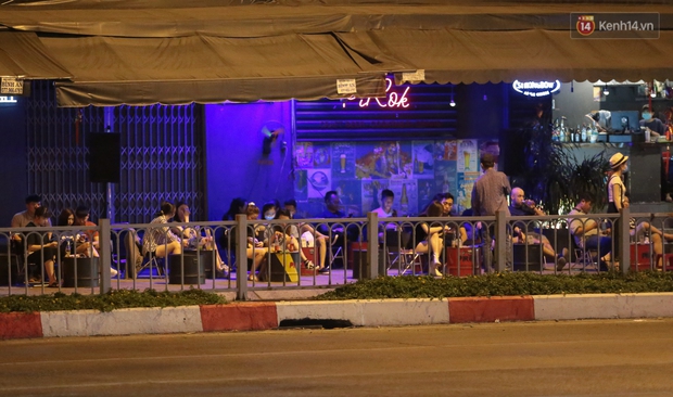 Quán nhậu ở TP. Thủ Đức, beer club trên “phố nhậu” Phạm Văn Đồng vẫn chật kín khách trong cao điểm phòng dịch Covid-19 - Ảnh 12. Quán nhậu ở TP. Thủ Đức, beer club trên “phố nhậu” Phạm Văn Đồng vẫn chật kín khách trong cao điểm phòng dịch Covid-19 - Ảnh 12.