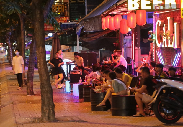 Quán nhậu ở TP. Thủ Đức, beer club trên “phố nhậu” Phạm Văn Đồng vẫn chật kín khách trong cao điểm phòng dịch Covid-19 - Ảnh 10. Quán nhậu ở TP. Thủ Đức, beer club trên “phố nhậu” Phạm Văn Đồng vẫn chật kín khách trong cao điểm phòng dịch Covid-19 - Ảnh 10.