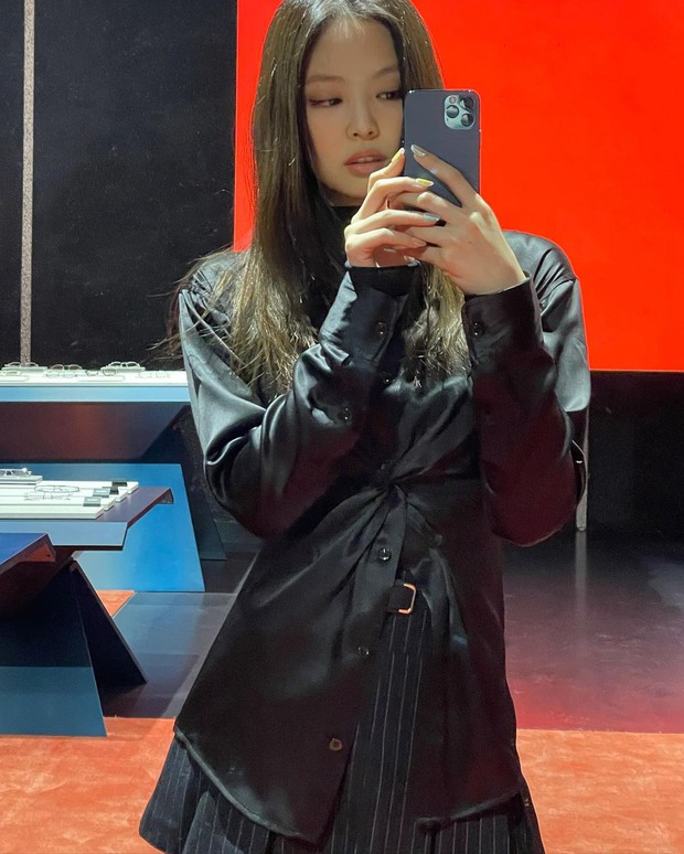 Jennie (BLACKPINK) lâu lắm mới đi sự kiện: Kín bưng phần trên vẫn sexy xịt máu mũi, ảnh hậu trường còn choáng hơn - Ảnh 12. Jennie (BLACKPINK) lâu lắm mới đi sự kiện: Kín bưng phần trên vẫn sexy xịt máu mũi, ảnh hậu trường còn choáng hơn - Ảnh 12.