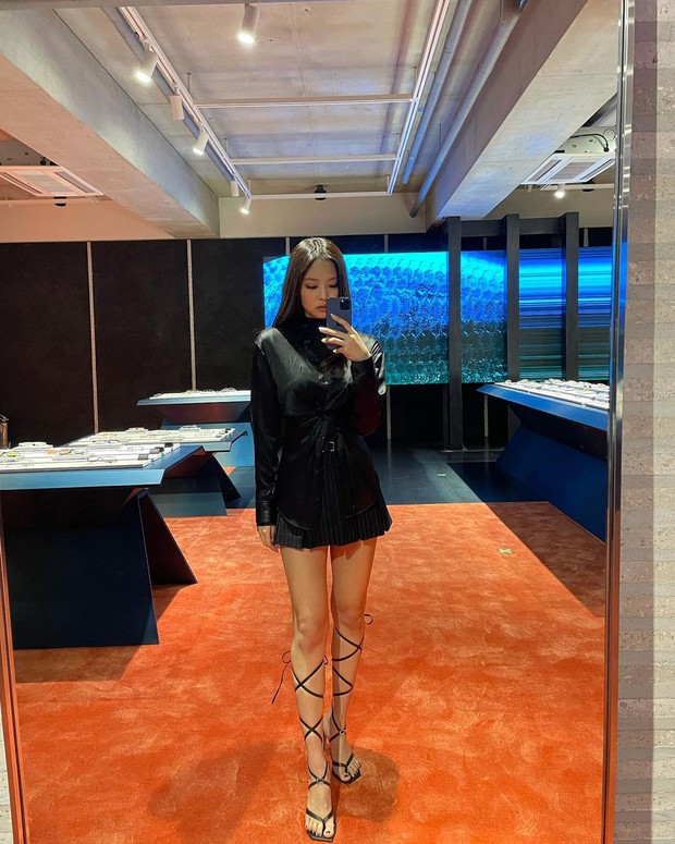 Jennie (BLACKPINK) lâu lắm mới đi sự kiện: Kín bưng phần trên vẫn sexy xịt máu mũi, ảnh hậu trường còn choáng hơn - Ảnh 11. Jennie (BLACKPINK) lâu lắm mới đi sự kiện: Kín bưng phần trên vẫn sexy xịt máu mũi, ảnh hậu trường còn choáng hơn - Ảnh 11.