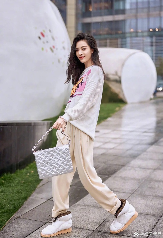 Tranh cãi visual dàn đại sứ Louis Vuitton: Lưu Diệc Phi lẫn Nhiệt Ba đều lu mờ trước mỹ nhân từng bạt tai Angela Baby - Ảnh 6.