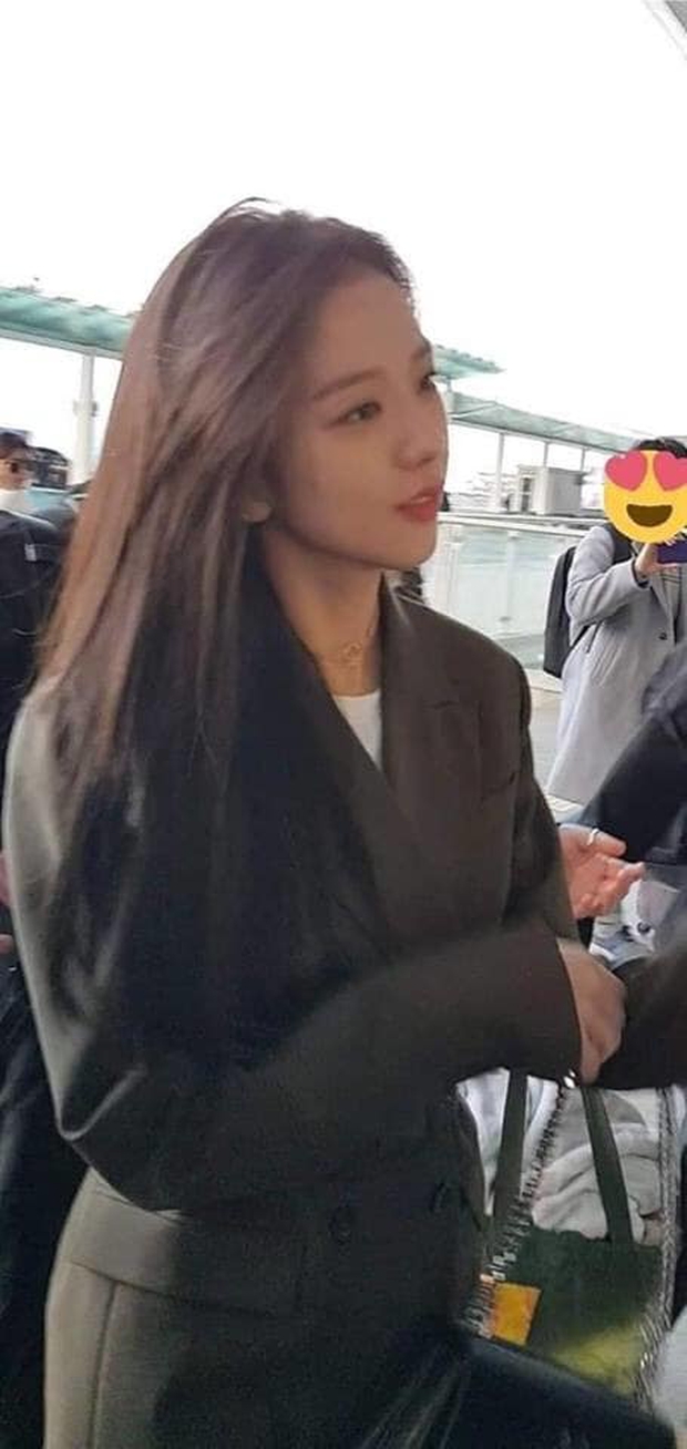 Nhan sắc thật của dàn mỹ nhân Hàn Quốc qua loạt ảnh chụp vội bởi team qua đường: Lisa liệu có xứng với danh xưng “mỹ nhân đẹp nhất châu Á” - Ảnh 5. Nhan sắc thật của dàn mỹ nhân Hàn Quốc qua loạt ảnh chụp vội bởi team qua đường: Lisa liệu có xứng với danh xưng “mỹ nhân đẹp nhất châu Á” - Ảnh 5.