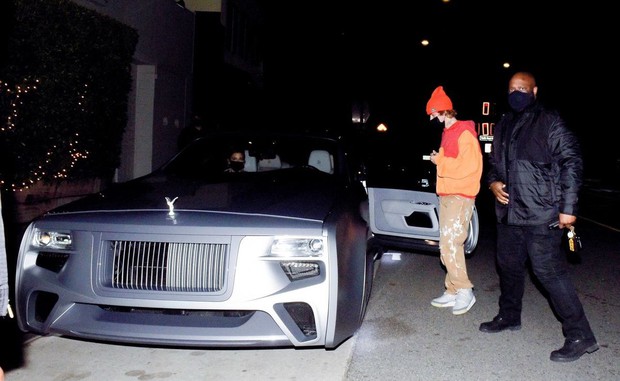 Vợ chồng Justin Bieber rủ nhau ra ngoài ăn tối, body hot hừng hực của Hailey bị chiếc siêu xe 11 tỷ đồng làm lu mờ - Ảnh 6. Vợ chồng Justin Bieber rủ nhau ra ngoài ăn tối, body hot hừng hực của Hailey bị chiếc siêu xe 11 tỷ đồng làm lu mờ - Ảnh 6.