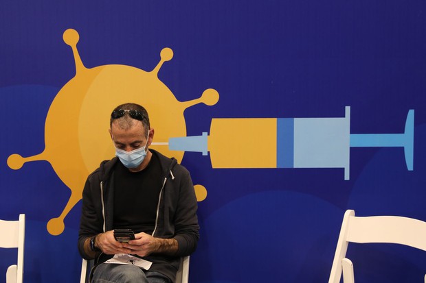 Vaccine thực sự có tác dụng: Covid-19 đang bị chặn đứng tại quốc gia triển khai tiêm chủng thành công nhất thế giới - Ảnh 3.