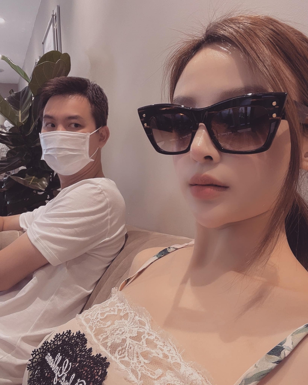 Đến lượt chồng đại gia của Huyền Baby trẻ mất phần thiên hạ, đeo khẩu trang mà tưởng trai tân đang nhìn trộm hot girl - Ảnh 1. Đến lượt chồng đại gia của Huyền Baby trẻ mất phần thiên hạ, đeo khẩu trang mà tưởng trai tân đang nhìn trộm hot girl - Ảnh 1.