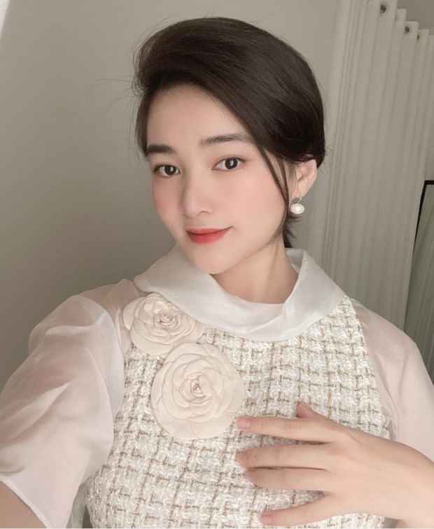 Mẹ đơn thân tự tay trang trí nhà dịp Tết cực đảm và khéo nhưng độ cưng xỉu của cô con gái mới giật spotlight - Ảnh 1. Mẹ đơn thân tự tay trang trí nhà dịp Tết cực đảm và khéo nhưng độ cưng xỉu của cô con gái mới giật spotlight - Ảnh 1.