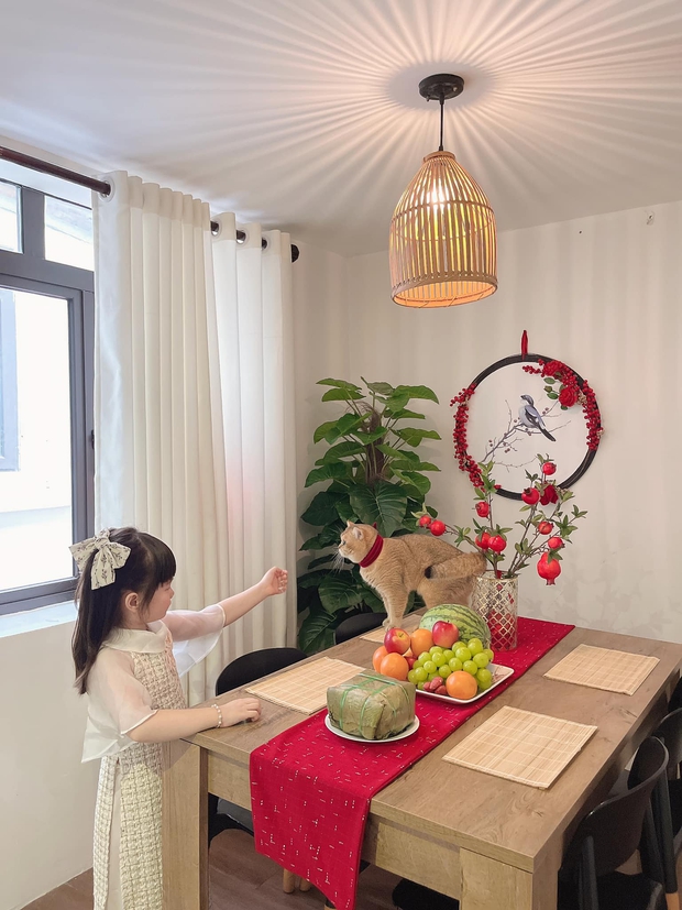 Mẹ đơn thân tự tay trang trí nhà dịp Tết cực đảm và khéo nhưng độ cưng xỉu của cô con gái mới giật spotlight - Ảnh 7. Mẹ đơn thân tự tay trang trí nhà dịp Tết cực đảm và khéo nhưng độ cưng xỉu của cô con gái mới giật spotlight - Ảnh 7.
