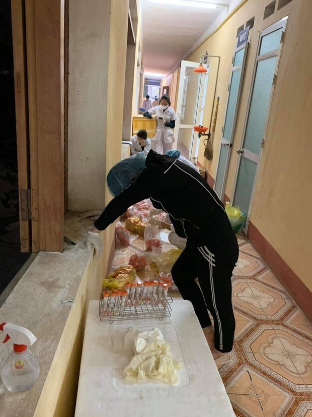 Những hình ảnh xúc động của các y bác sĩ giữa dịch Covid-19: Giấc ngủ vội trên ghế dưới sàn, chỉ dám đứng từ xa nhìn người thân sau hàng rào cách ly - Ảnh 4. Những hình ảnh xúc động của các y bác sĩ giữa dịch Covid-19: Giấc ngủ vội trên ghế dưới sàn, chỉ dám đứng từ xa nhìn người thân sau hàng rào cách ly - Ảnh 4.