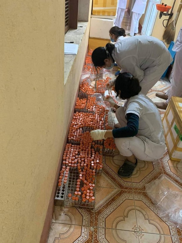 Những hình ảnh xúc động của các y bác sĩ giữa dịch Covid-19: Giấc ngủ vội trên ghế dưới sàn, chỉ dám đứng từ xa nhìn người thân sau hàng rào cách ly - Ảnh 3. Những hình ảnh xúc động của các y bác sĩ giữa dịch Covid-19: Giấc ngủ vội trên ghế dưới sàn, chỉ dám đứng từ xa nhìn người thân sau hàng rào cách ly - Ảnh 3.