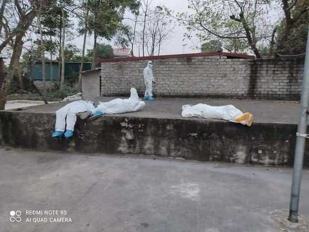 Những hình ảnh xúc động của các y bác sĩ giữa dịch Covid-19: Giấc ngủ vội trên ghế dưới sàn, chỉ dám đứng từ xa nhìn người thân sau hàng rào cách ly - Ảnh 6. Những hình ảnh xúc động của các y bác sĩ giữa dịch Covid-19: Giấc ngủ vội trên ghế dưới sàn, chỉ dám đứng từ xa nhìn người thân sau hàng rào cách ly - Ảnh 6.