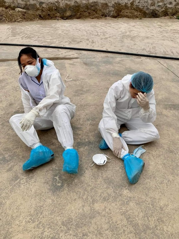 Những hình ảnh xúc động của các y bác sĩ giữa dịch Covid-19: Giấc ngủ vội trên ghế dưới sàn, chỉ dám đứng từ xa nhìn người thân sau hàng rào cách ly - Ảnh 5. Những hình ảnh xúc động của các y bác sĩ giữa dịch Covid-19: Giấc ngủ vội trên ghế dưới sàn, chỉ dám đứng từ xa nhìn người thân sau hàng rào cách ly - Ảnh 5.