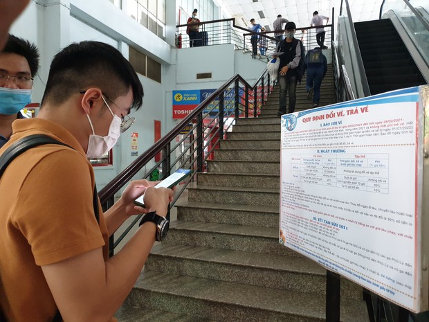 Hàng trăm hành khách đến ga Sài Gòn trả vé: Mặc dù nhớ người thân, nhưng tôi chấp nhận hoãn về quê ăn Tết để phòng dịch Covid-19 - Ảnh 6.