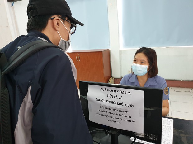 Hàng trăm hành khách đến ga Sài Gòn trả vé: Mặc dù nhớ người thân, nhưng tôi chấp nhận hoãn về quê ăn Tết để phòng dịch Covid-19 - Ảnh 12.