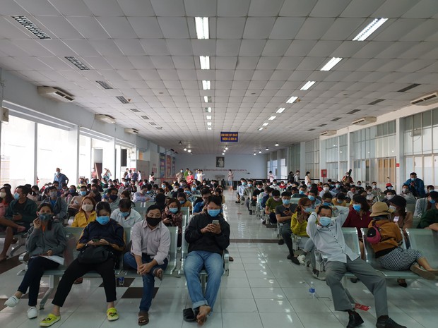 Hàng trăm hành khách đến ga Sài Gòn trả vé: Mặc dù nhớ người thân, nhưng tôi chấp nhận hoãn về quê ăn Tết để phòng dịch Covid-19 - Ảnh 1.