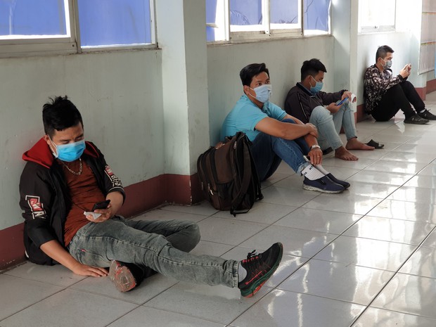 Hàng trăm hành khách đến ga Sài Gòn trả vé: Mặc dù nhớ người thân, nhưng tôi chấp nhận hoãn về quê ăn Tết để phòng dịch Covid-19 - Ảnh 11.