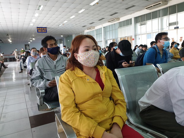 Hàng trăm hành khách đến ga Sài Gòn trả vé: Mặc dù nhớ người thân, nhưng tôi chấp nhận hoãn về quê ăn Tết để phòng dịch Covid-19 - Ảnh 4.
