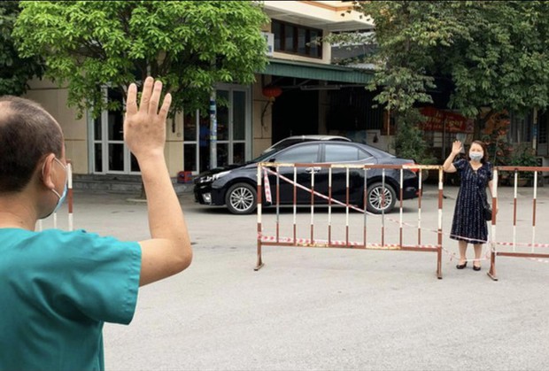 Những hình ảnh xúc động của các y bác sĩ giữa dịch Covid-19: Giấc ngủ vội trên ghế dưới sàn, chỉ dám đứng từ xa nhìn người thân sau hàng rào cách ly - Ảnh 8. Những hình ảnh xúc động của các y bác sĩ giữa dịch Covid-19: Giấc ngủ vội trên ghế dưới sàn, chỉ dám đứng từ xa nhìn người thân sau hàng rào cách ly - Ảnh 8.