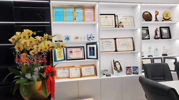 Cơ ngơi khủng của Việt Hương: 2 căn nhà 5 tầng liền kề nhau, đáng giá nhất lại là tủ đồ trưng bày toàn giải thưởng - Ảnh 4.