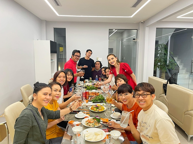 Cơ ngơi khủng của Việt Hương: 2 căn nhà 5 tầng liền kề nhau, đáng giá nhất lại là tủ đồ trưng bày toàn giải thưởng - Ảnh 2.