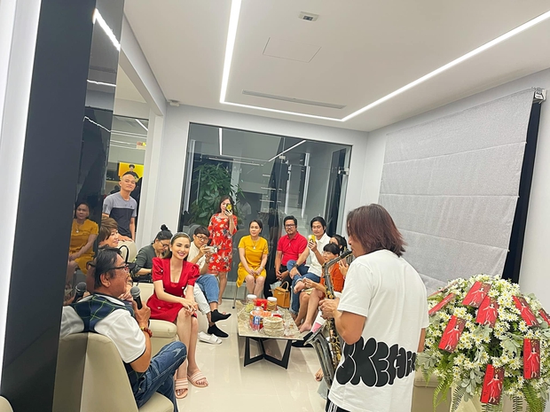 Cơ ngơi khủng của Việt Hương: 2 căn nhà 5 tầng liền kề nhau, đáng giá nhất lại là tủ đồ trưng bày toàn giải thưởng - Ảnh 7.