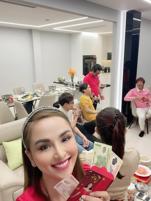 Cơ ngơi khủng của Việt Hương: 2 căn nhà 5 tầng liền kề nhau, đáng giá nhất lại là tủ đồ trưng bày toàn giải thưởng - Ảnh 3.