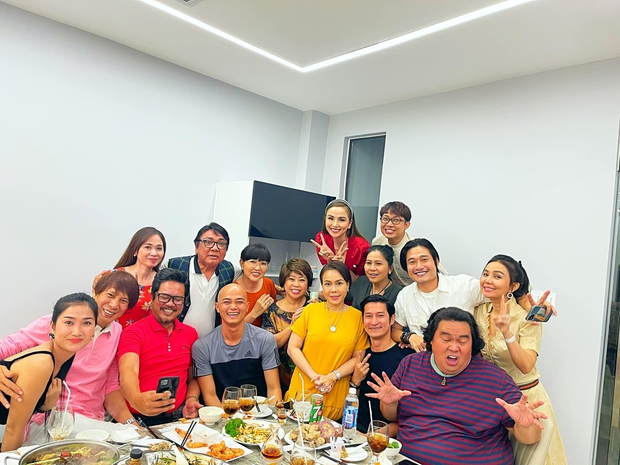 Cơ ngơi khủng của Việt Hương: 2 căn nhà 5 tầng liền kề nhau, đáng giá nhất lại là tủ đồ trưng bày toàn giải thưởng - Ảnh 1.