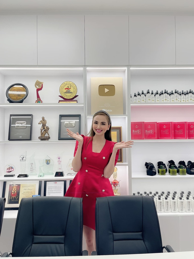 Cơ ngơi khủng của Việt Hương: 2 căn nhà 5 tầng liền kề nhau, đáng giá nhất lại là tủ đồ trưng bày toàn giải thưởng - Ảnh 5.