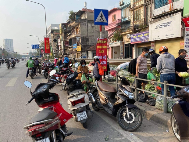 Người Hà Nội đội nắng, nườm nượp đến giải cứu nông sản cho nông dân Hải Dương: 15 tấn rau bán hết veo trong vòng vài tiếng - Ảnh 4.